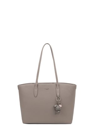 Sac fourre-tout synthétique gris avec des poignées allongées, présentant une finition texturée et un porte-clés décoratif en forme d'ours. Forme rectangulaire simple.