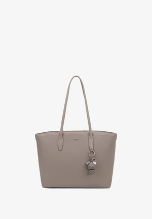 Sac fourre-tout synthétique gris avec des poignées allongées, présentant une finition texturée et un porte-clés décoratif en forme d'ours. Forme rectangulaire simple.