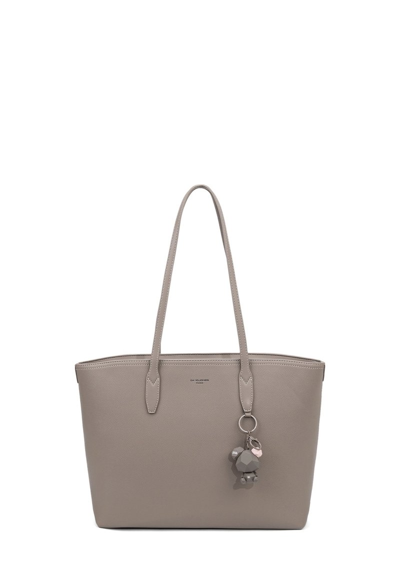 Sac fourre-tout synthétique gris avec des poignées allongées, présentant une finition texturée et un porte-clés décoratif en forme d'ours. Forme rectangulaire simple.