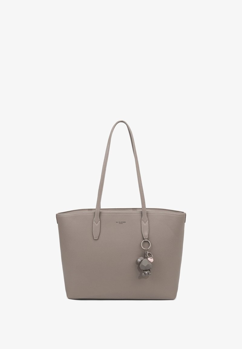 Grijze synthetische totebag met verlengde handvatten, voorzien van een textuurafwerking en een decoratieve sleutelhanger in de vorm van een beer. Eenvoudige rechthoekige vorm.