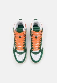 Wysokie sneakersy w kolorach białym, zielonym i pomarańczowym. Charakteryzują się perforowanym noskiem, kontrastowymi sznurowadłami oraz wyściełanym wokół kostki dla zapewnienia wsparcia.