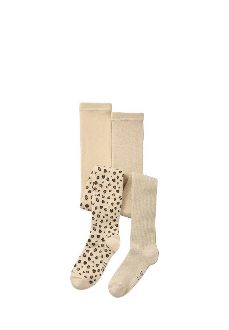 Set aus drei Paar Socken: zwei einfarbige in Beige, eines mit braunen Leopardenflecken auf cremefarbenem Hintergrund. Weicher, dehnbarer Strickstoff.