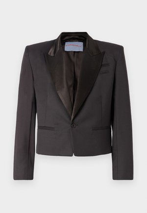 Sort tuxedo jakke lavet af glat stof med satin-klap, en enkelt knaplukning og dobbelt frontlommer. Strukturerede skuldre og cropped pasform.