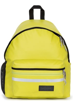 Mochila amarilla con forma redondeada, que cuenta con un bolsillo frontal con cremallera, acentos negros y una franja reflectante. Fabricada con un tejido duradero.
