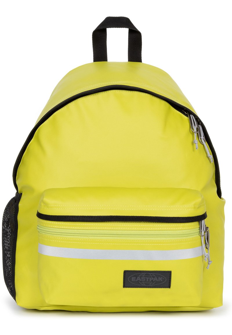 Sac à dos jaune de forme arrondie, avec une poche zippée à l'avant, des accents noirs et une bande réfléchissante. Fabriqué en tissu durable.