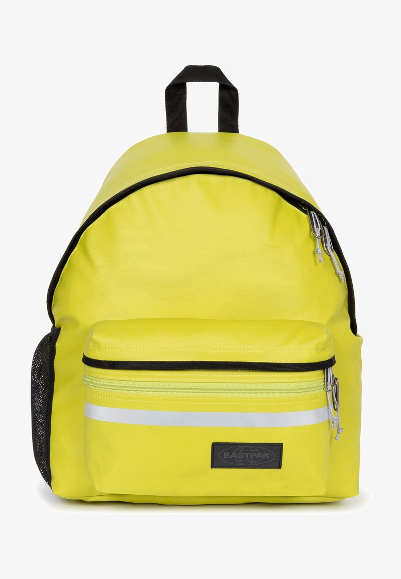 Zaino giallo dalla forma arrotondata, con una tasca anteriore con zip, dettagli neri e una striscia riflettente. Realizzato in tessuto resistente.