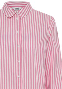 Camisa de manga corta a rayas rosas y blancas, con cuello y cierre de botones, hecha de una tela ligera con una textura suave.