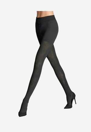 Zwarte panty's met een gestructureerd visnetpatroon, een gladde tailleband en een semi-opaak uiterlijk, gecombineerd met zwarte hoge hakken.