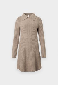 Bézs színű bordázott kötött ruha hosszú ujjal és széles gallérral, deréknál testhezálló, alul bővülő szegéllyel.