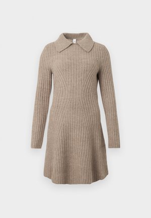 Beżowa prążkowana sukienka dzianinowa z długimi rękawami i szerokim kołnierzem, z dopasowaną talią i rozkloszowanym dołem.