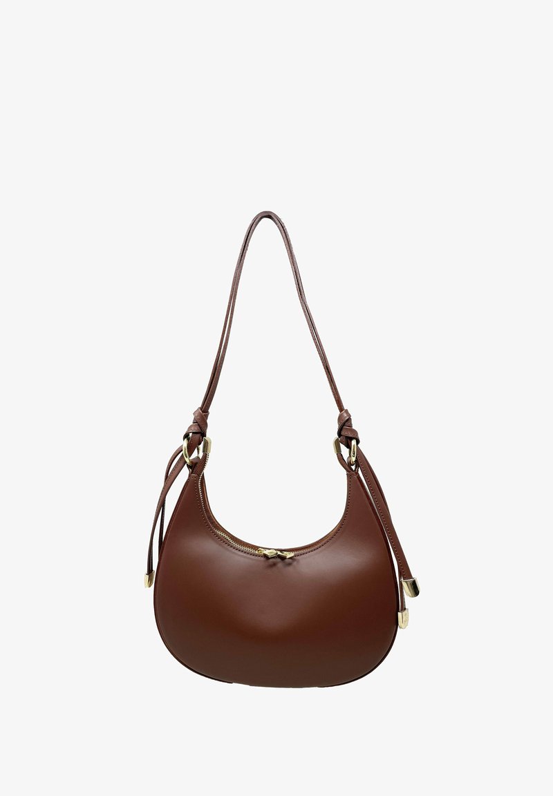 Borsa a spalla in pelle marrone con una forma arrotondata, chiusura superiore con zip e manici annodati, caratterizzata da dettagli in metallo dorato.