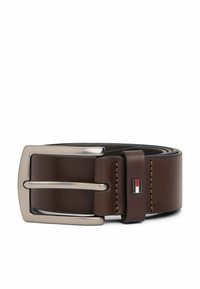 Bruine leren riem met een gepolijste zilveren gesp, voorzien van een gestikt randje en een klein logolabel in rood, wit en blauw.