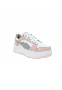 Baskets roses et blanches avec des accents gris, en cuir et en mesh, à bout rond, lacets blancs et une semelle épaisse blanche.