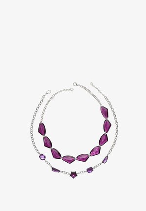 Halskette mit lila Edelsteinen, bestehend aus zwei Schichten mit unterschiedlichen Formen, darunter oval und dreieckig, an einer silbernen Kette.