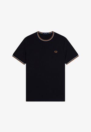 Camiseta negra de manga corta con ribete a rayas blancas, marrones y negras en el cuello y las mangas, con un pequeño logo de laurel bordado en oro en el pecho.