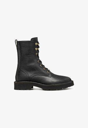 Las botas negras de cuero hasta el tobillo tienen un frente con cordones y herrajes dorados, un upper texturizado y una suela de goma gruesa para mayor durabilidad.