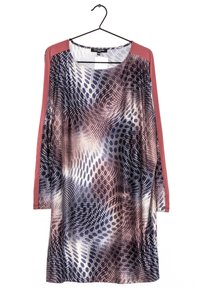 Robe à manches longues avec un motif abstrait multicolore ressemblant à une peau de serpent ; tissu aux nuances de bleu foncé, violet et une manche rose unie.