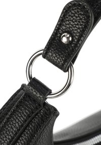 Cinghia di borsa in pelle nera con superficie testurizzata e connessione a anello in metallo argentato. Presenta dettagli di cucitura e una finitura liscia.