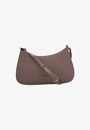 Borsa a spalla in pelle marrone con texture, dalla forma curva, con tracolla regolabile e hardware dorato. Presenta un logo sulla parte anteriore.