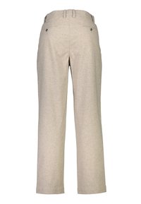 Pantalones de vestir beige con un diseño de pierna recta, hechos de una tela texturizada. Presentan dos bolsillos traseros y detalles de botones.