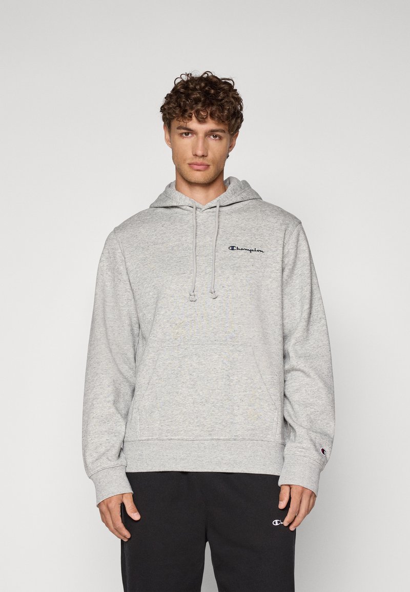 Grauer Baumwoll-Hoodie mit Kängurutasche, verstellbarem Kordelzug an der Kapuze und kleinem blauen gestickten Logo auf der Brust. Gerippte Bündchen und Saum.
