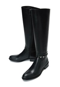 Stivali neri in pelle al ginocchio con chiusura a zip, texture liscia e una fascia decorativa con dettagli metallici intorno alla caviglia.