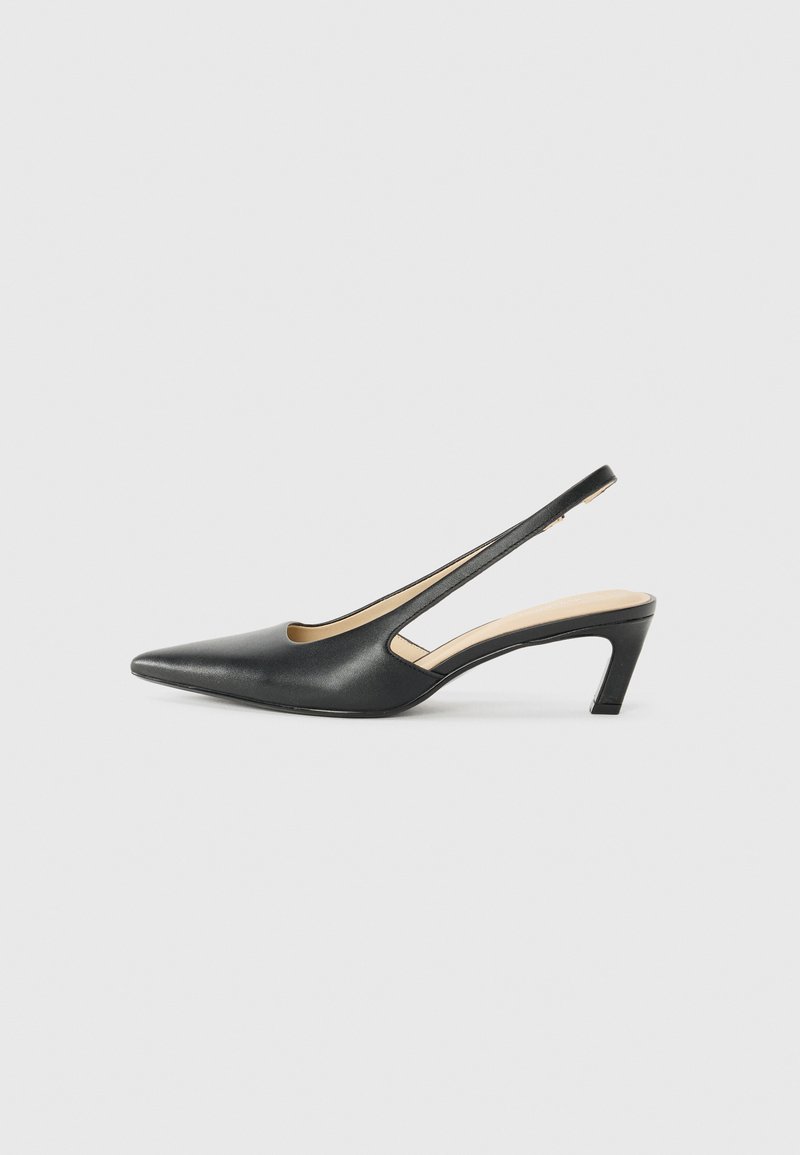 Černý špičatý slingback s nízkým podpatkem, vyrobený z hladké kůže, s výřezem na boku pro lepší prodyšnost.