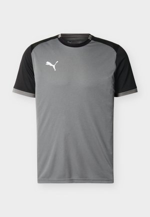 Grå sport T-shirt med sorte ærmer, rund halsudskæring og en hvid Puma-logo på brystet. Fremstillet af glat, åndbart stof.