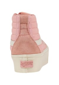 Baskets montantes roses en tissu texturé avec un panneau en suède lisse, ornées d'une bande blanche et d'une semelle en caoutchouc avec des détails de logo.