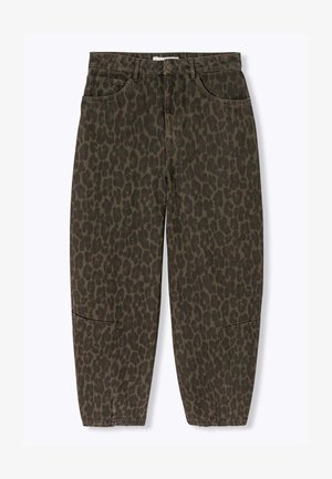 Pantalon marron fuselé avec motif léopard foncé, poches avant et fermeture à bouton à la taille.