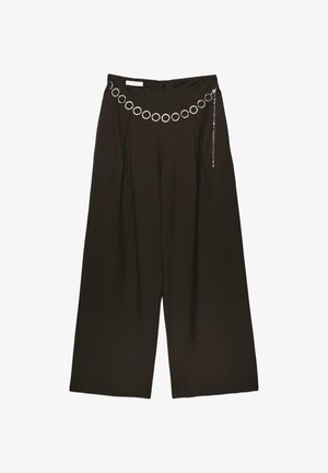 Crne široke hlače visokog struka s naborima i ukrasnim srebrnim remenom s okruglim karikama i detaljem viseće lančiće.