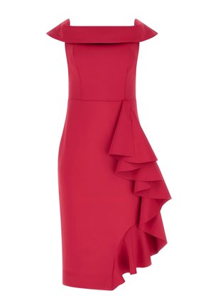 Rode jurk tot op de knie met een off-shoulder halslijn en een vallende ruchesdetail aan één kant.