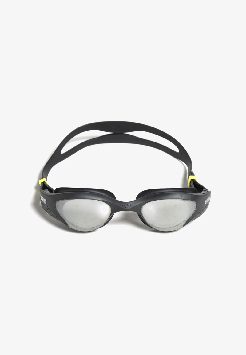 Zwarte zwembril met grijs getinte lenzen, siliconen bandjes en gele accenten. Ontworpen voor een gestroomlijnde pasvorm en verminderde weerstand.