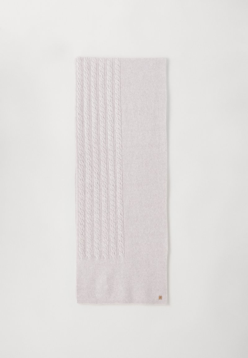 Écharpe rose clair avec un design en tricot câble texturé d'un côté et un tissu lisse de l'autre. Détail logo discret à l'ourlet.