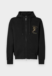 Juodas zip-up gobtuvu, su raišteliais, priekinėmis kišenėmis ir auksiniu arklių grafiku su užrašu "Armani Exchange" ir "Laisvė protui, kūnui ir dvasiai".