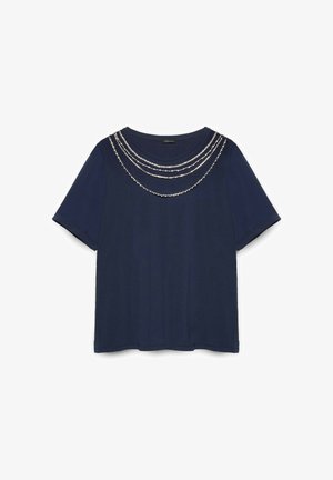 Top bleumarin cu mânecă scurtă și decolteu rotund, având patru rânduri de embellishments din mărgele argintii pe piept.