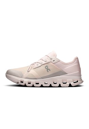 Jasnoróżowy i szary but do biegania z amortyzowaną, segmentowaną podeszwą oraz wiązaniem na sznurówki, widok z profilu prawej strony.