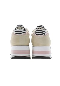 Beiga mocka sneakers med vit och rosa randig sula, svart och vit randig foder, och gul broderi med texten "1990" på baksidan.