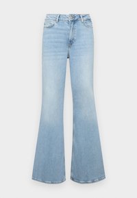 Ανοιχτό μπλε τζιν παντελόνι με φαρδιά γραμμή από τζιν. Διαθέτει ψηλή μέση, κλείσιμο με κουμπί, και διακριτική φθορά κατά μήκος των ποδιών.