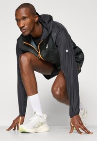 ASICS FUJITRAIL PACKABLE - Windbreakers - performance black
