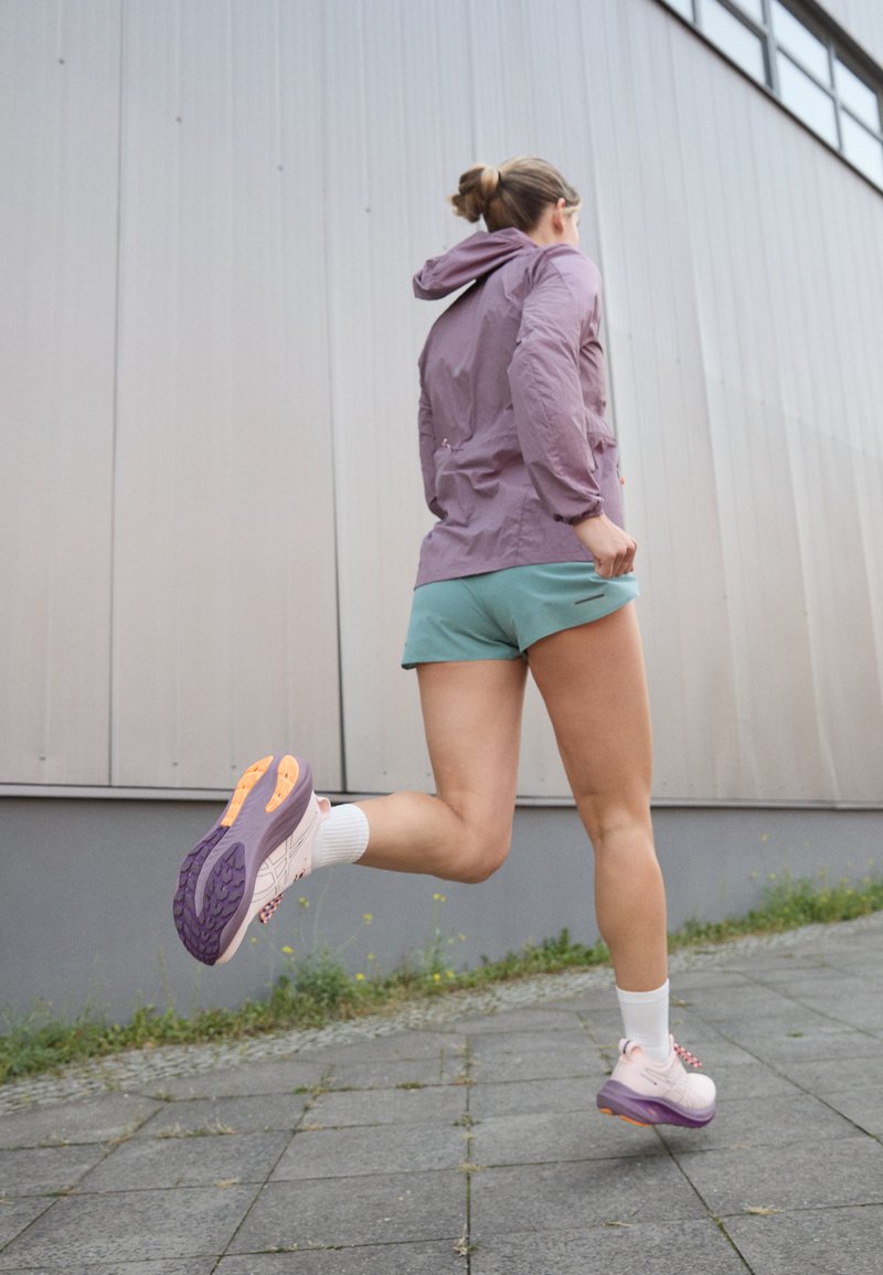 ASICS GEL-NIMBUS 26 TR - Katujuoksukengät - nature bathing/pearl pink