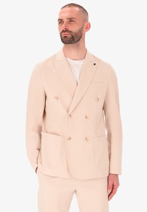 Blazer beige doppiopetto in tessuto leggero, con due tasche frontali, dettagli con bottoni e una singola tasca sul petto.
