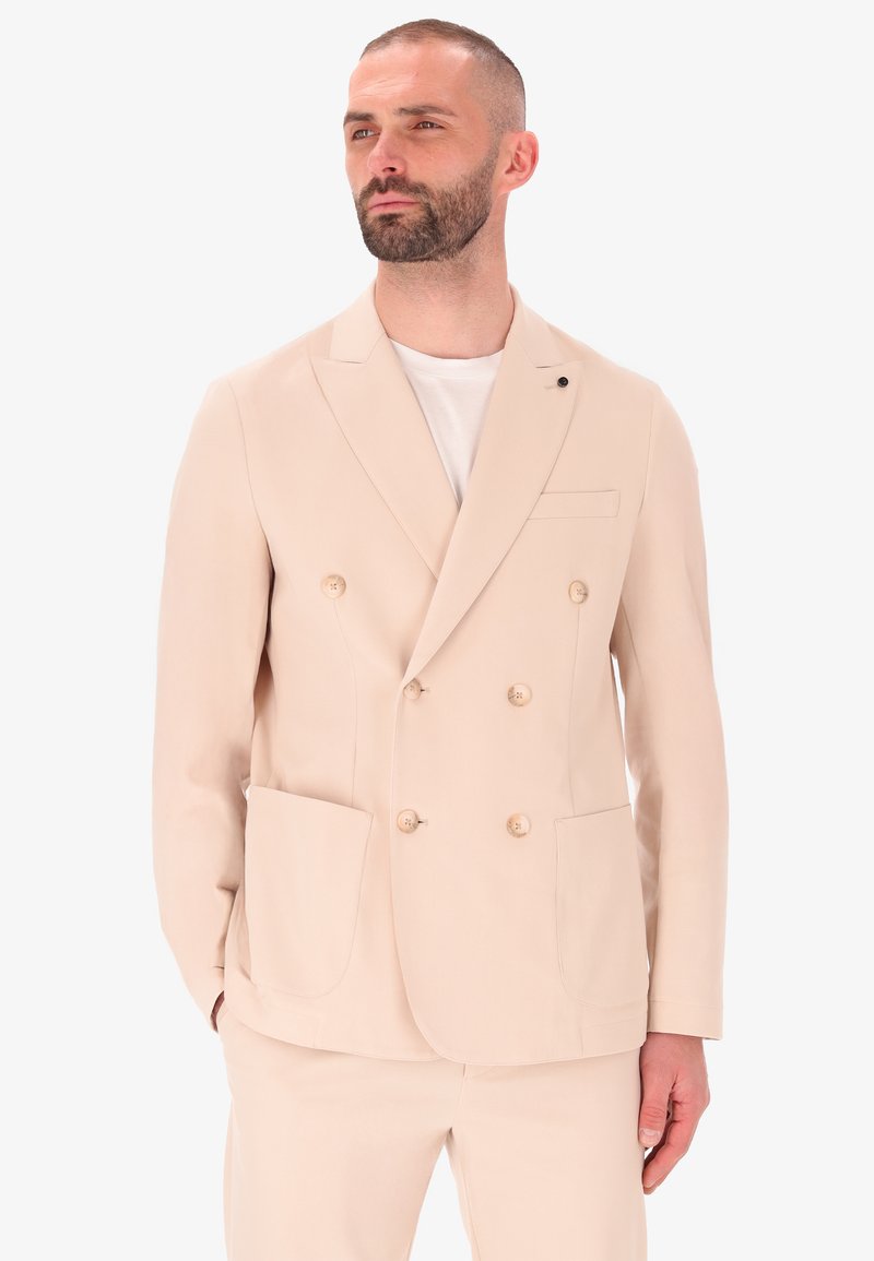 Blazer beige doppiopetto in tessuto leggero, con due tasche frontali, dettagli con bottoni e una singola tasca sul petto.