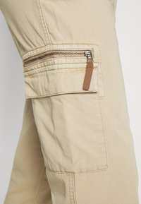 Esprit PANT - Calças cargo - sand