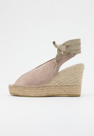 Espadrille compensée beige avec plateforme en jute tressée et fermeture à nouer à la cheville en matière suédée douce.