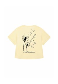 T-shirt di cotone gialla con una grafica di dente di leone nera e il testo "noi saremo efimeri" sul retro. Maniche corte e vestibilità rilassata.