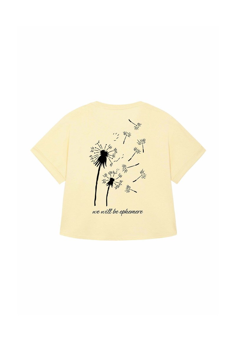T-shirt di cotone gialla con una grafica di dente di leone nera e il testo "noi saremo efimeri" sul retro. Maniche corte e vestibilità rilassata.