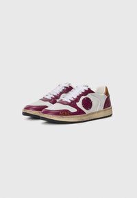 Sneaker bianchi e bordeaux con un design perforato, dotate di lacci piatti, un logo sul lato e una suola in gomma testurizzata.