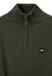 Tummanvihreä puolivetoketjullinen villapaita, jossa on ribbikuvioitu korkea kaulus ja pieni "Weekend Offender" -logo-ompelu vasemmassa rinnassa.