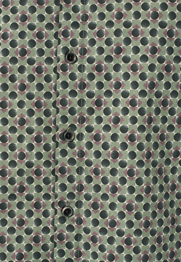 Kurzarmhemd aus grünem Stoff mit einem sich wiederholenden Muster aus schwarzen Kreisen und kastanienbraunen Rauten, ausgestattet mit schwarzen Knöpfen.
